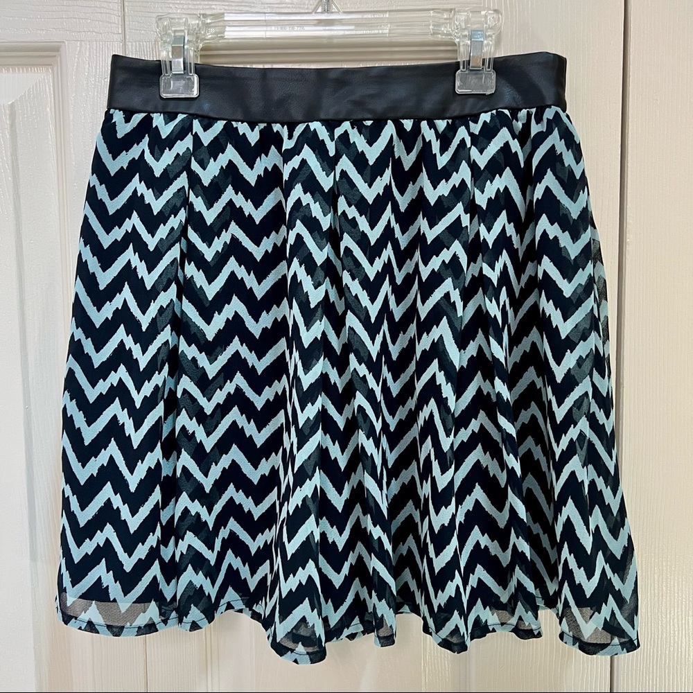 NWOT BCBGeneration Black Teal Chevron Print Pleated Mini Skirt